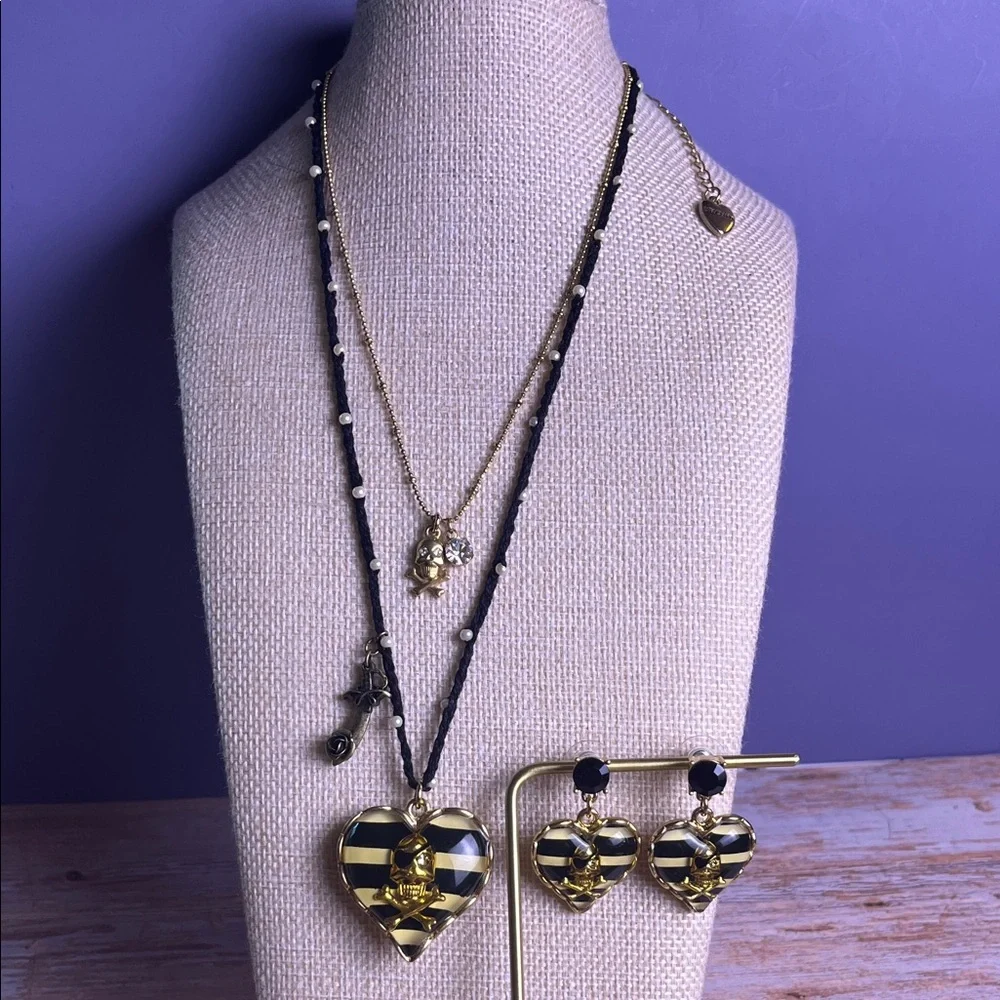 Betsey Johnson Pirate skull lucite charm necklace & Earrings vintage RARE